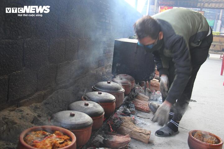 Sáng 29 Tết, nhiều gia đình ở làng cá kho Vũ Đại vẫn đỏ lửa để phục vụ thực khách.