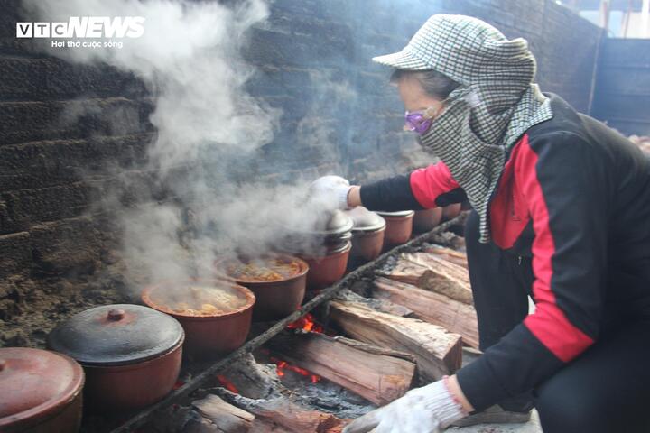 Các cơ sở kho cá vẫn miệt mài xuyên Tết phục vụ thực khách.