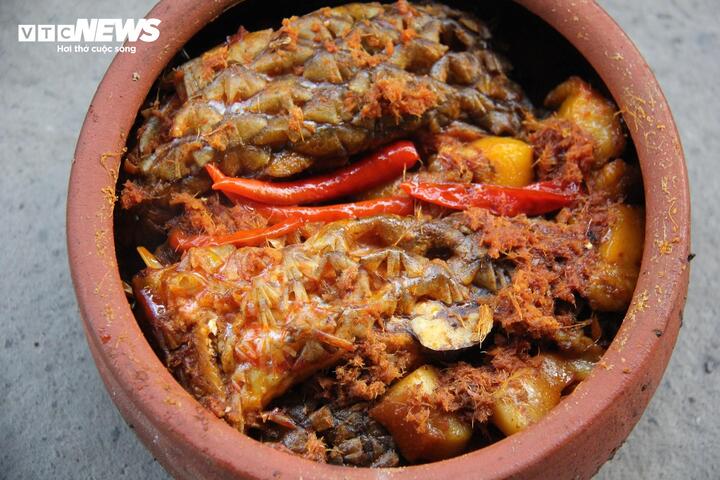 Niêu cá kho vàng ruộm và bắt mắt chuẩn bị phục vụ thực khách.