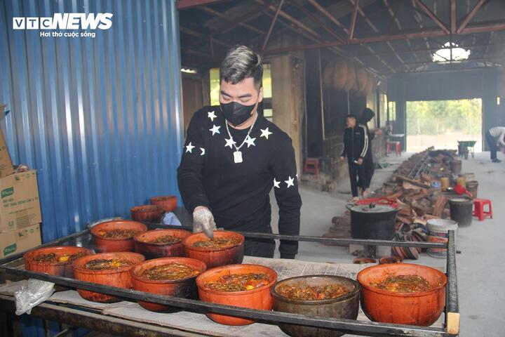 Những niêu cá chuẩn bị đóng gói, tiếp tục chuyển đi phục vụ thực khách.
