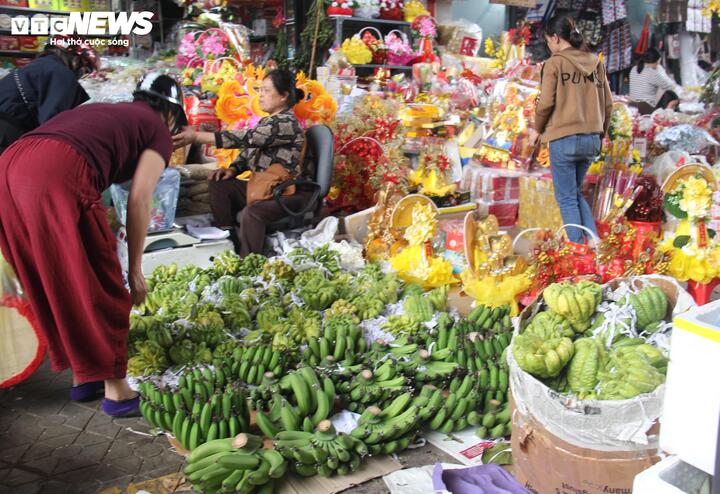 Tiểu thương đồng loạt hạ giá các loại quả bày trên mâm ngũ quả để bán nhanh, về nhà đón Tết cùng gia đình.