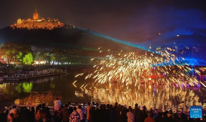 Ảnh chụp từ máy bay không người lái ghi lại màn trình diễn pháo hoa sắt nóng chảy trong lễ hội đèn lồng ở Nam Thông, tỉnh Giang Tô, miền đông Trung Quốc.