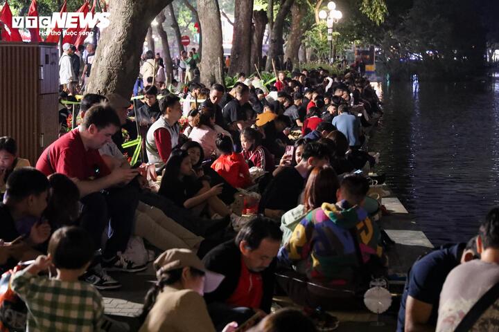 Hồ Gươm kín người chờ ngắm pháo hoa giao thừa Tết Bính Ngọ 2026 - 7