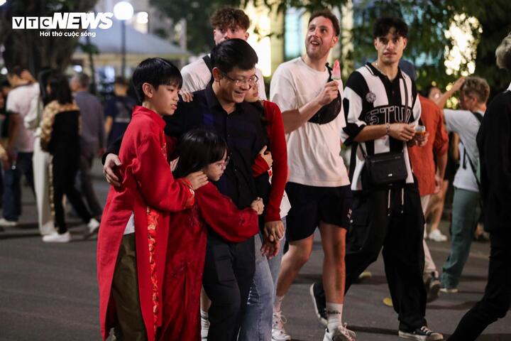 “Năm nay, tôi đưa gia đình lên khu vực Hồ Gươm từ sớm để tận hưởng không khí mùa xuân. Đồng thời, cả nhà cũng tranh thủ đón giao thừa và thưởng thức màn pháo hoa chào năm mới”, anh Toàn chia sẻ.