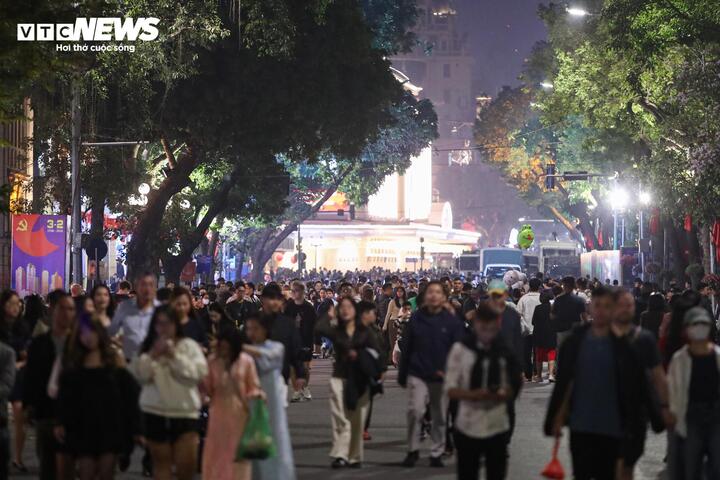 Tối 16/2, hàng nghìn người đổ về khu vực Hồ Gươm, tạo nên cảnh tượng đông kín. Dòng người nô nức vui xuân, chờ đón thời khắc chuyển giao năm cũ.