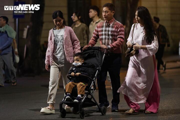 Nhiều gia đình, nhóm bạn trẻ cùng du khách trong và ngoài nước đã có mặt từ sớm để tận hưởng trọn vẹn không khí đón giao thừa giữa lòng Thủ đô.