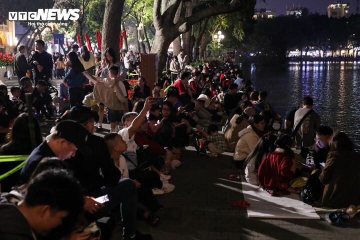 Hồ Gươm kín người chờ ngắm pháo hoa giao thừa Tết Bính Ngọ 2026 - 6