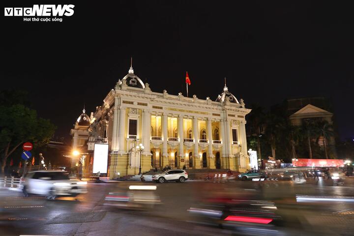 Khu vực Nhà Hát Lớn và nhiều tuyến phố trung tâm Thủ đô cũng ghi nhận tình trạng lưu thông dễ dàng, không xảy ra ùn ứ