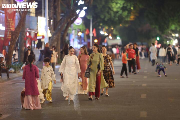 Nhiều gia đình vui vẻ tản độ, chuẩn bị đón năm mới.