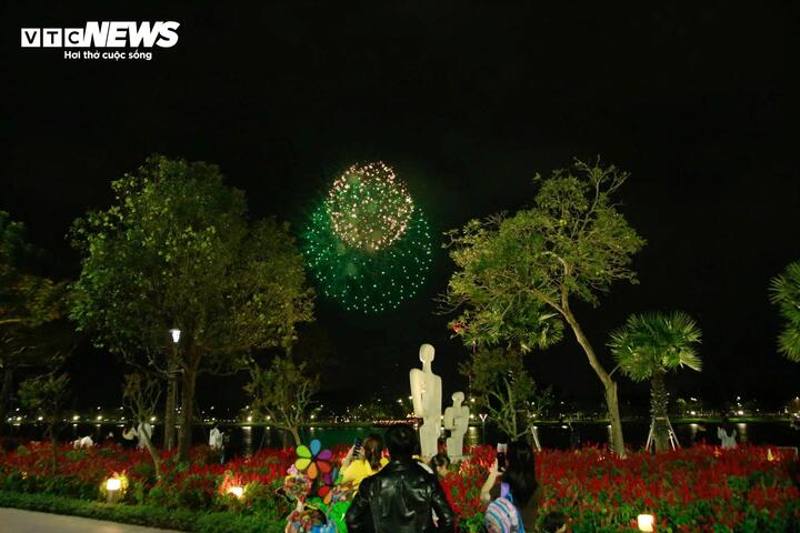 Từ 19h30 ngày 29 tháng Chạp đến thời điểm bắn pháo hoa tầm cao, TP Huế cũng tổ chức bắn những đợt bắn pháo hoa tầm thấp để phục vụ du khách.