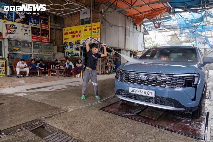 Dù không còn cảnh chen chúc như những ngày cao điểm, nhiều cửa hàng vẫn duy trì nhịp làm việc gấp rút đến cuối ngày do thiếu hụt nhân lực.