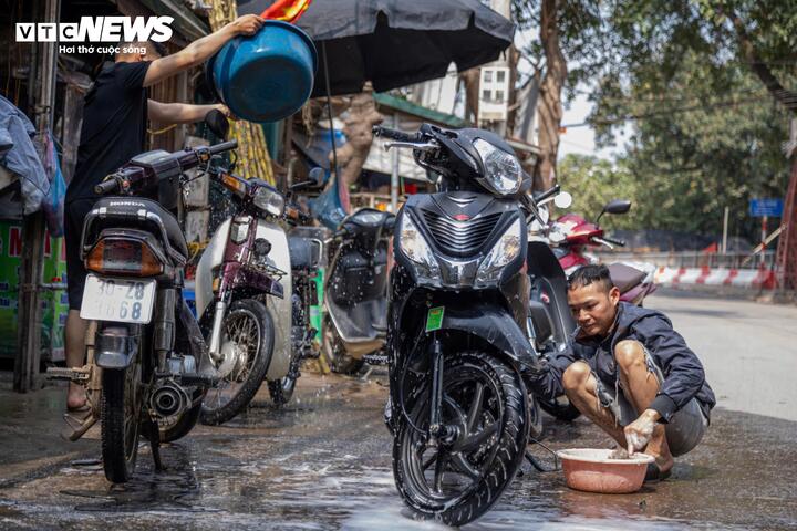 Tại một số phường nội thành, giá rửa xe máy chiều 29 Tết phổ biến ở mức 50.000 đồng/xe, tăng gấp đôi so với ngày thường (khoảng 20.000–25.000 đồng). Tại các khu vực xa trung tâm hơn, mức giá “mềm” hơn, dao động từ 30.000–40.000 đồng/xe.