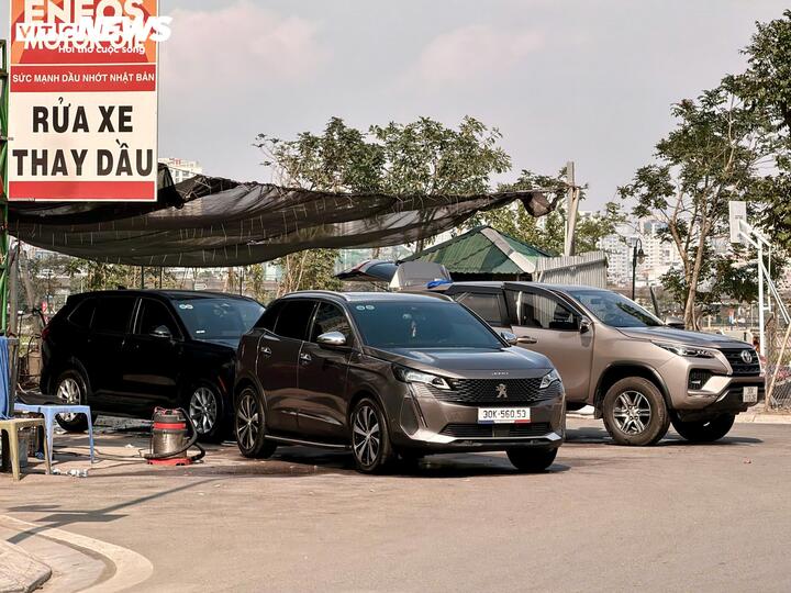 So với xe máy, dịch vụ rửa ô tô ghi nhận biến động giá phức tạp hơn. Nhiều chủ gara cho biết giai đoạn cao điểm tăng giá thường rơi vào khoảng 23–27 tháng Chạp, khi nhu cầu tăng đột biến; có thời điểm mức giá bị đẩy lên gấp 3–4 lần so với ngày thường.