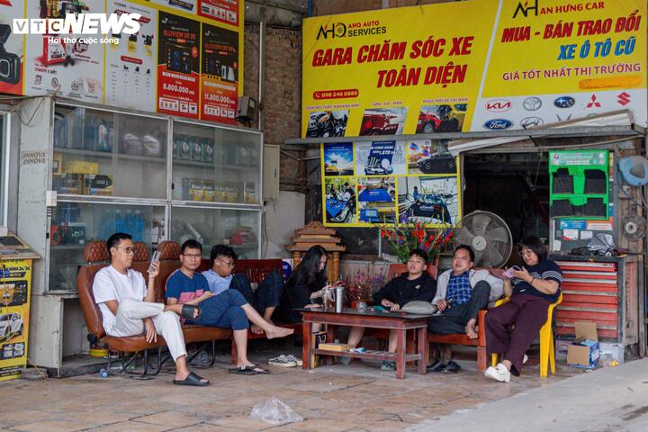 Tuy nhiên, đến chiều 29 Tết, mặt bằng giá đã phần nào “hạ nhiệt”. Phần lớn gara chỉ điều chỉnh tăng khoảng 20.000–30.000 đồng so với mức gốc 90.000–100.000 đồng/lượt, tùy dòng xe, đưa giá phổ biến về khoảng 110.000–130.000 đồng/lượt. Anh Trần Tuấn Anh (trú tại phường Thanh Xuân) cho biết anh chủ động đợi đến 29 Tết mới mang xe đi rửa để tránh cảnh đông đúc. “Tôi có tham khảo trên mạng, thấy có nơi báo giá rất cao nên không vào. Tôi chọn gara quen, thấy mức giá dịp Tết loanh quanh 120.000 đồng/xe là chấp nhận được. Thợ thuyền giờ này về quê gần hết, họ làm đến phút cuối cũng vất vả”, anh chia sẻ.