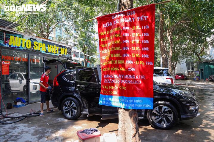 Theo chia sẻ của các thợ rửa xe, cường độ làm việc những ngày cận Tết cao hơn hẳn bình thường. Buổi trưa gần như không có thời gian nghỉ, ăn uống cũng tranh thủ. Tuy nhiên, đổi lại là mức thu nhập đáng kể. Nhờ chế độ đãi ngộ của chủ xưởng và lượng khách ổn định, họ có thể kiếm được 3–4 triệu đồng chỉ trong một ngày Tết.