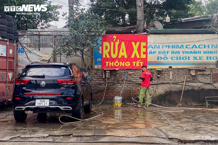 Không chỉ tăng giá theo thời điểm, năm nay nhiều tiệm sửa và rửa xe tại Hà Nội cũng chủ động treo biển “mở cửa xuyên Tết” để phục vụ người dân không về quê hoặc có nhu cầu đi lại đầu năm. Theo các chủ cơ sở, việc duy trì hoạt động trong những ngày mùng 1, mùng 2 đồng nghĩa với chi phí nhân công tăng cao, bởi phần lớn thợ đều muốn nghỉ lễ.