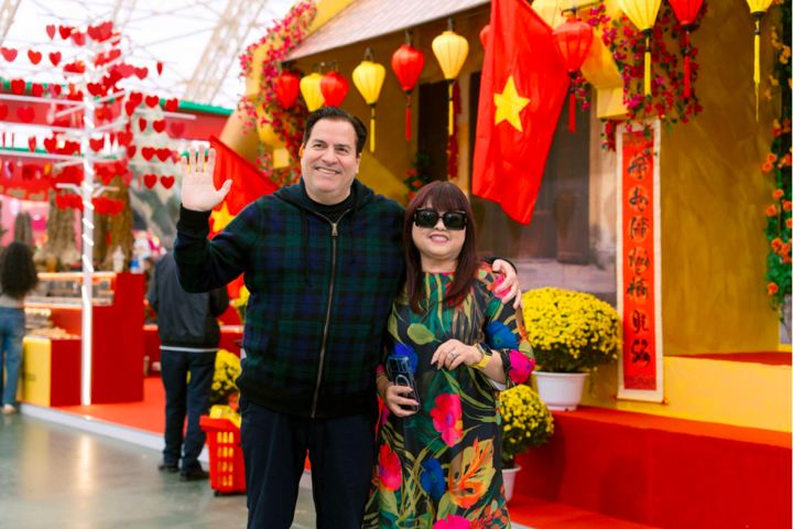 Khách quốc tế tham quan phân khu trưng bày địa phương