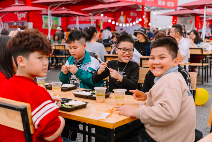 Nhóm khách nhí tham quan Hội chợ Mùa Xuân và thưởng thức ẩm thực tại khu Food Court.