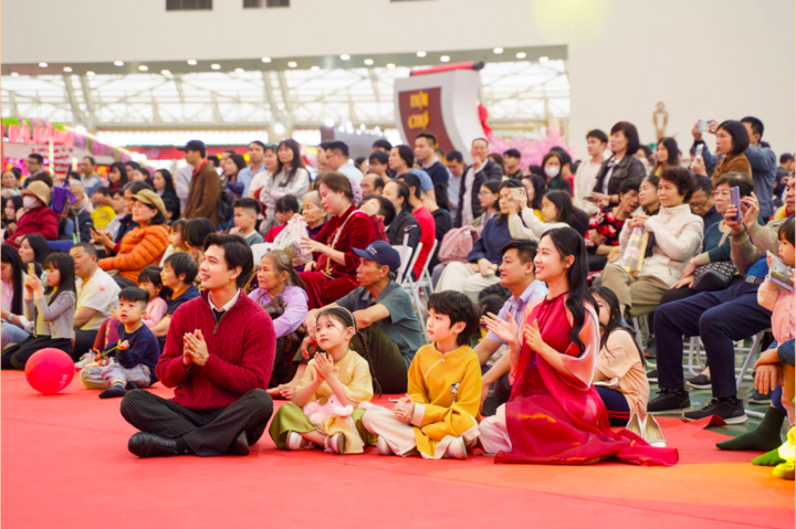 Khách tham quan háo hức với những tiết mục trình diễn tại sân khấu Sảnh Trung Tâm