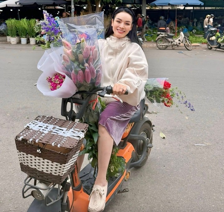 Phó giáo sư - NSƯT Tân Nhàn tự lái xe đi chợ sắm Tết ở quê.