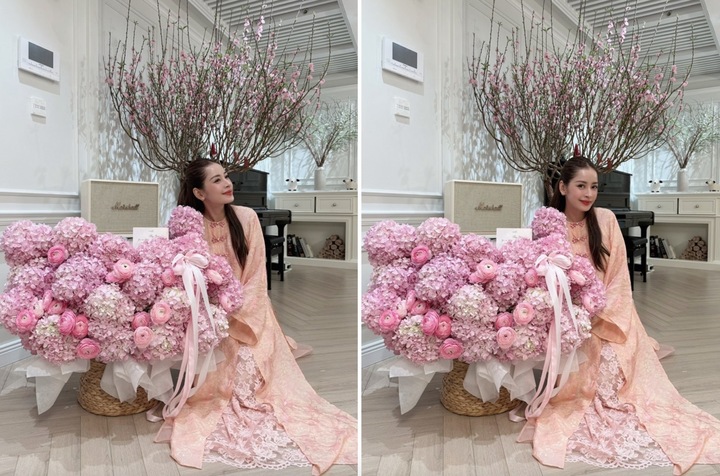 Chi Pu khoe không gian đón năm mới tràn ngập sắc xuân. Nữ nghệ sỹ diện áo dài cam thêu ren, ngồi bên giỏ hoa cẩm tú cầu khổng lồ sắc hồng phấn. Bó hoa được thiết kế hình trái tim, buộc bằng ruy băng lụa nhẹ nhàng.