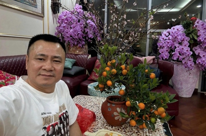 NSND Tự Long trang hoàng nhà cửa với hoa đào, hoa lan, quất vàng. Anh chia sẻ bài thơ ngắn: “Việc nhà đã xong, Tết đã về nhà/ Khép lại một năm đầy ý nghĩa/ Táo Quân đã lên báo cáo/ Bính Ngọ mã đáo thành công”.