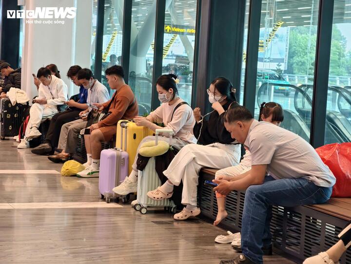 Hành khách đợi đến giờ lên tàu bay.