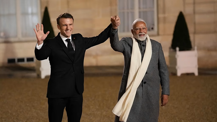 Tổng thống Pháp Emmanuel Macron (bên trái) chào đón Thủ tướng Ấn Độ Narendra Modi khi ông đến dự bữa tối tại Điện Élysée. (Nguồn: AFP)