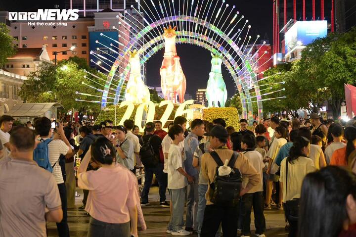 Tại phố đi bộ Nguyễn Huệ (TP.HCM), đông đảo người dân và du khách đổ về tham quan, chụp ảnh, du xuân