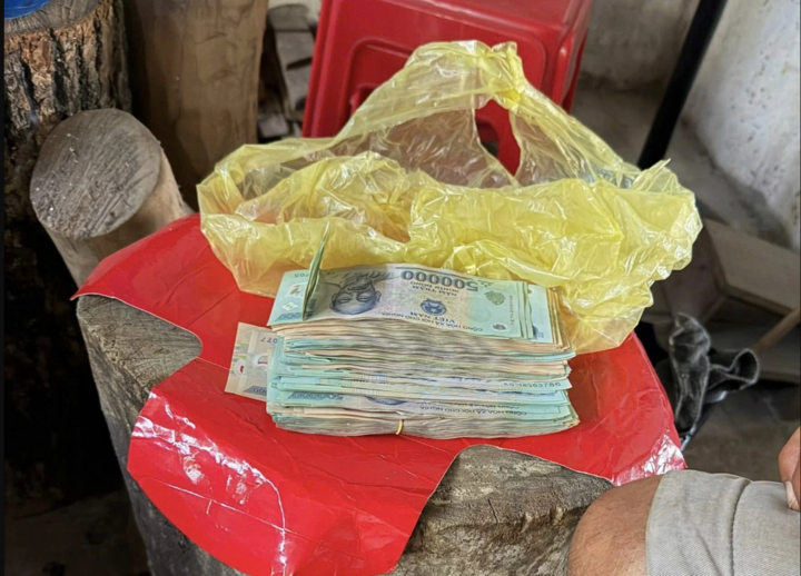 Toàn bộ số tiền ông Lắm đánh mất. (Ảnh: Công an xã Long Thành)