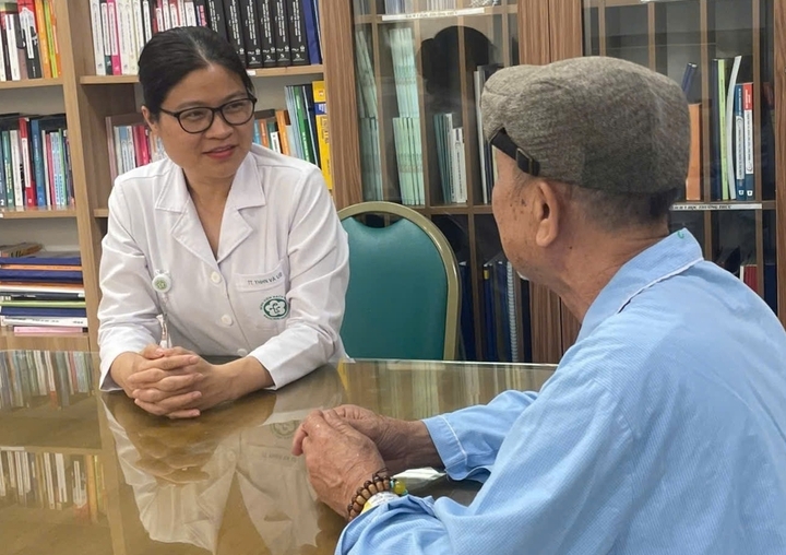 PGS.TS Phạm Cẩm Phương thăm khám cho người bệnh