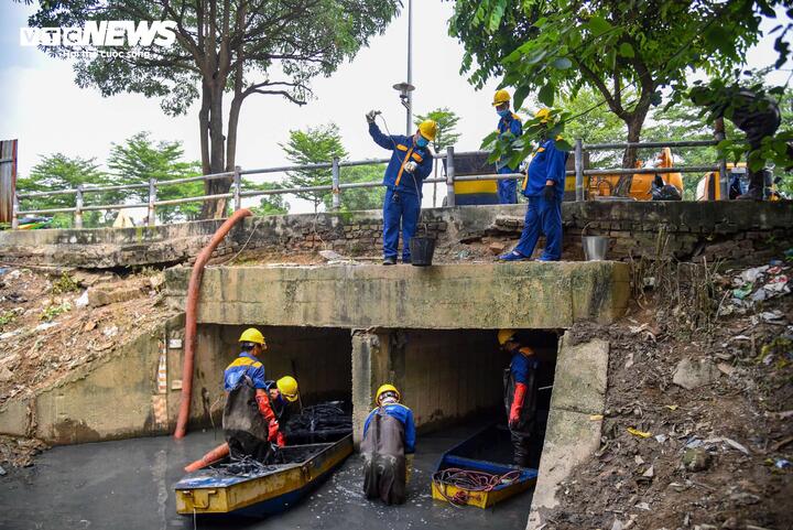 Công nhân ngâm mình trong nước bẩn, nạo vét cống, sông Hà Nội ngày 29 Tết - 3