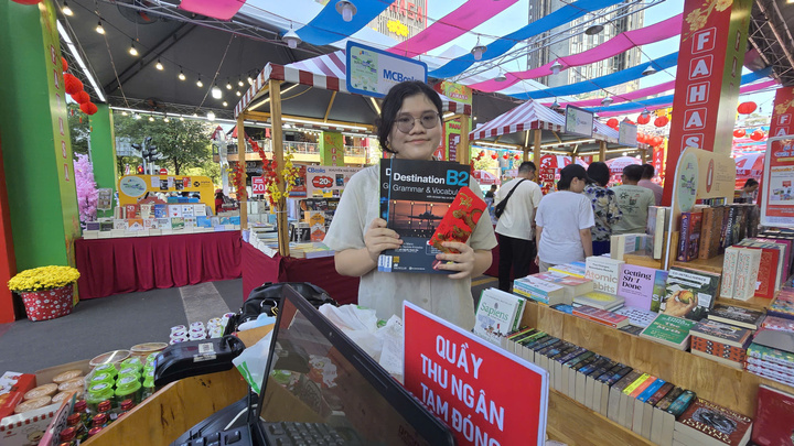 Đến Lễ hội Đường sách, Vũ Ngọc Chi – sinh viên đại học năm thứ 3 chia sẻ, cô đã dùng toàn bộ số tiền lì xì của người thân trong dịp năm mới để mua các cuốn sách tiếng Anh và công nghệ AI.