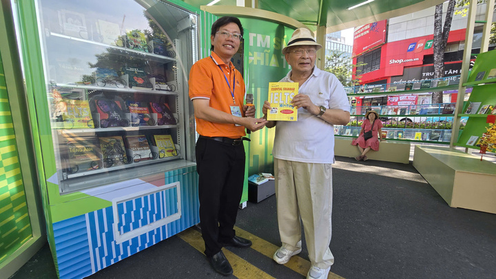 Có mặt tại Lễ hội Đường sách, ông Ngô Xuân Thanh – Chủ tịch Hội người Việt Nam tại Đan Mạch, người thường xuyên hoạt động thiện nguyện ở Việt Nam, bày tỏ vui mừng khi các bạn trẻ quan tâm tới sách và tri thức. Ông cho biết sẽ kêu gọi cộng đồng người Việt ở nước ngoài đóng góp những cuốn sách hữu ích để ủng hộ ATM sách trong thời gian tới.