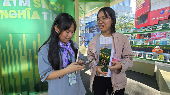 Chị Huỳnh Thị Ngọc Giàu - phường Thới An, TP.HCM hồ hởi cho biết: “Em đã nhận. Đây là món quà lì xì hoàn toàn mới, lần đầu tiên em nhận được, lại đúng sách tiếng Anh em thích. Món quà tri thức này sẽ giúp ích cho em rất nhiều”.