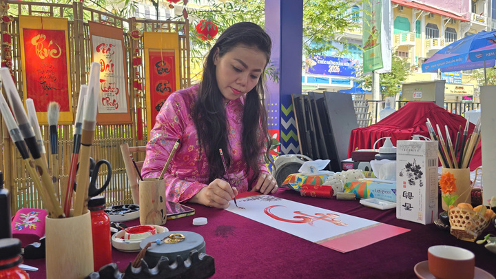 Lễ hội Đường sách cũng xuất hiện những “ông đồ, bà đồ” trẻ. Nhiều người đến gặp họ để xin chữ đầu năm - phong tục truyền thống lâu đời của người Việt dịp Tết Nguyên đán, thể hiện lòng hiếu học, trọng tri thức và tôn sư trọng đạo.