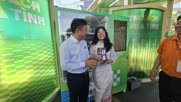 Điểm nhấn của Lễ hội Đường sách năm nay là sự xuất hiện của ATM sách. Người dân và du khách đến đây sẽ được nhận lì xì là những cuốn sách tự chọn trong ATM. “Đây là món quà đầu năm đầy ý nghĩa, nó giúp em có thêm động lực để đọc sách nhiều hơn” – em Nguyễn Phương Giang, học sinh lớp 9, chia sẻ sau khi được lì xì cuốn sách mình yêu thích.