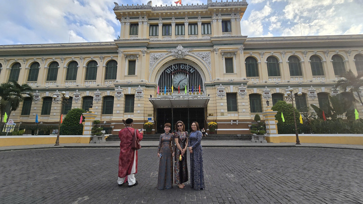 Ở Bưu điện thành phố, những người muốn chụp ảnh check-in thoải mái tạo dáng mà không cần phải cố gắng chụp nhanh để nhường chỗ, hoặc để tránh bị ai đó chạy qua khung hình như ngày thường.