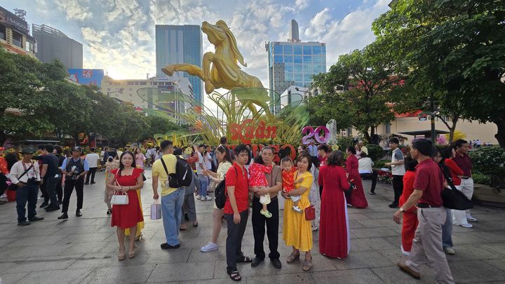 Khu vực tập trung nhiều người nhất sáng nay vẫn là Đường hoa Nguyễn Huệ. Gia đình chị Hà – nhóm du khách đến từ Hà Nội - là một trong những người tới địa điểm này sớm nhất. Chị Hà chia sẻ: “Gia đình tôi đã trải nghiệm nhiều địa điểm ở TP.HCM trong dịp Tết này. Nhưng đường hoa có lẽ nơi đặc trưng nhất của Tết Sài thành”.