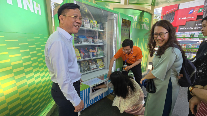 Ông Nguyễn Ngọc Hồi – Phó Giám đốc Sở Văn hóa Thể thao TP.HCM cho biết: “Hoạt động lì xì sách đã có từ 3 năm qua ở TP.HCM. Nhưng năm nay có một nét mới là sự xuất hiện của ATM sách, nơi người dân có thể tự chọn cho mình một cuốn sách yêu thích. Tôi hy vọng hoạt động ý nghĩa này sẽ kích thích thêm văn hóa đọc của các bạn trẻ”.