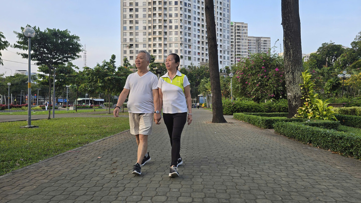 Trong công viên Gia Định, vợ chồng ông Toại (ngụ phường Bình Thạnh) đi bộ thể dục trong khung cảnh yên ắng khác hẳn vẻ nhộn nhịp thường này. Ông Toại cho biết, họ muốn tận hưởng không khí trong lành đặc biệt của sáng đầu năm và ước mong khỏe mạnh, bình an.