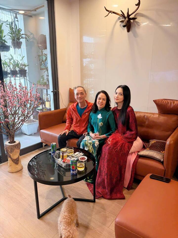 Khoe ảnh bên bố mẹ, Hương Giang viết: "Chúc mọi người năm mới mã đáo thành công".