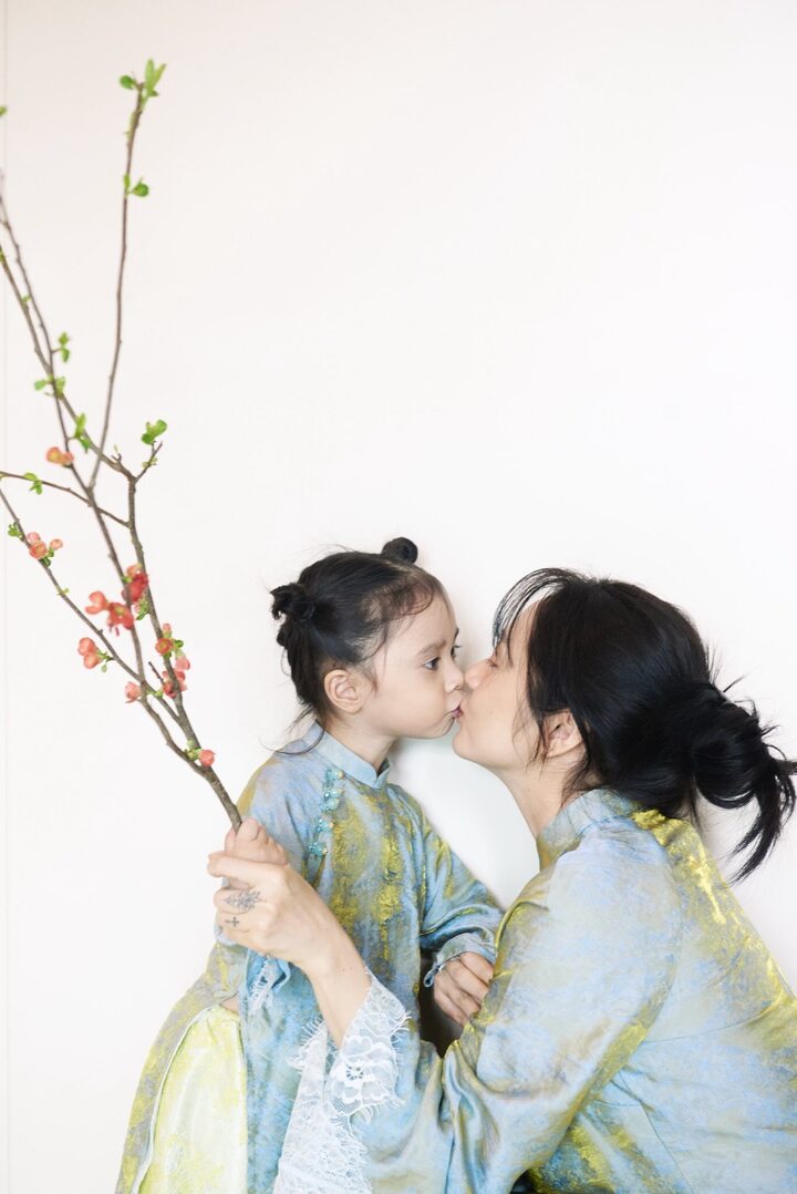 Bảo Anh đón năm mới bình yên bên cô con gái 2 tuổi. Hai mẹ con diện áo dài đôi dịu dàng.