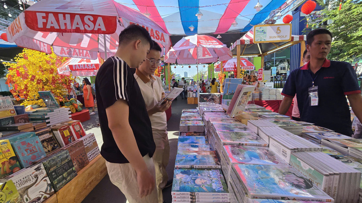 Lễ hội Đường sách Tết Bính Ngọ 2026 với chủ đề “Xuân hội tụ - Vững bước vươn mình” quy tụ hơn 20 đơn vị xuất bản và phát hành hàng đầu cả nước, tạo nên không gian tri thức đa sắc màu trên tổng diện tích hơn 13.000m2, thu hút rất nhiều bạn trẻ.