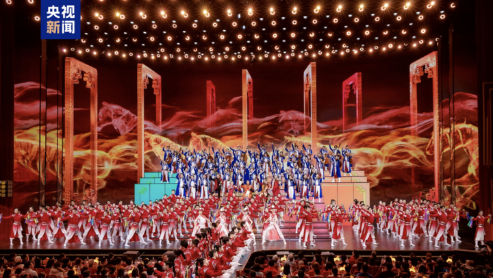 Trung Quốc chào đón Tết Nguyên đán Bính Ngọ bằng chương trình nhạc hội thường niên Xuân Vãn. Bên cạnh đó, người dân ở khắp các vùng miền và cộng đồng người Trung Quốc ở nước ngoài cũng tổ chức nhiều hoạt động khác. (Ảnh: CMG)