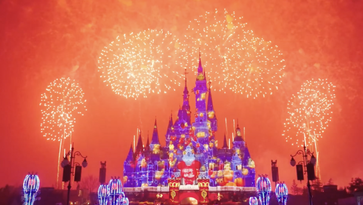 Disneyland Thượng Hải (Trung Quốc) chào đón năm mới 2026 bằng màn trình diễn pháo hoa đầy ấn tượng. (Ảnh chụp màn hình)