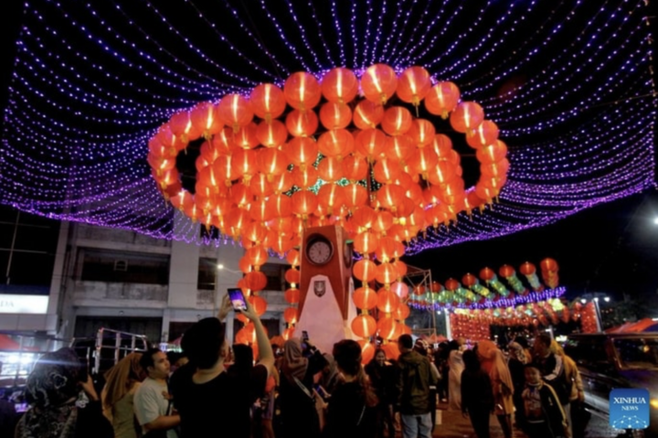 Người dân ngắm nhìn những chiếc đèn lồng đón Tết Nguyên đán ở Surakarta, tỉnh Trung Java - Indonesia. (Ảnh: Xinhua)