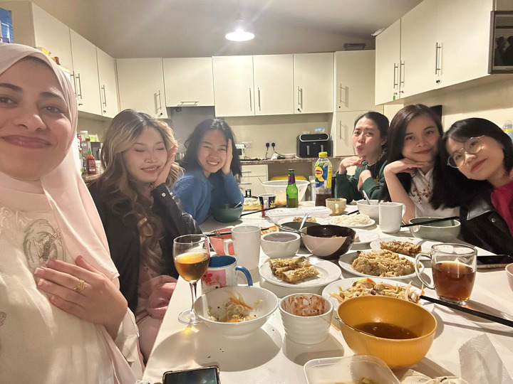 Đồng Phương Linh (áo dài trắng, bên phải).