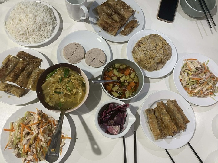 Các du học sinh cùng thưởng thức món ăn Việt tại Ireland.