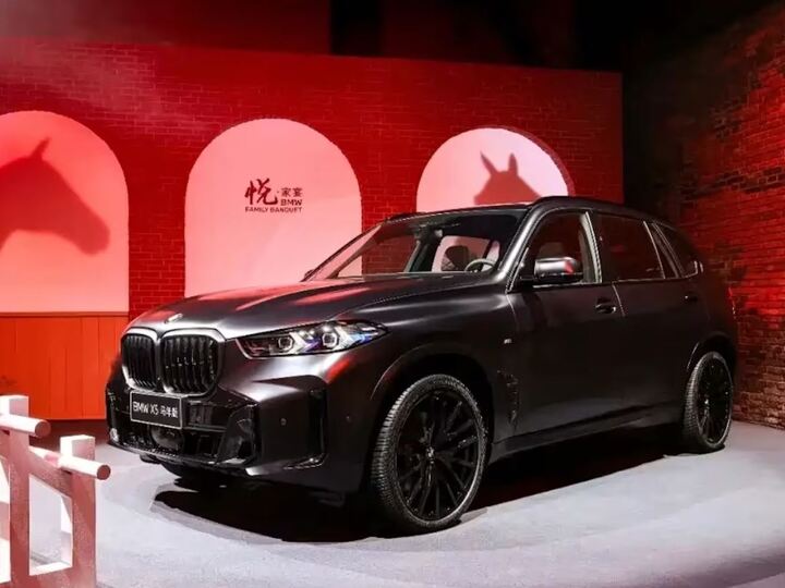 Điểm nhấn đầu tiên của BMW X5 Year of the Horse Edition nằm ở lớp sơn mờ Blue Sapphire. Theo hình ảnh công bố, màu sơn này có sắc xanh đậm pha ánh tím nhẹ, tạo hiệu ứng thị giác khác biệt so với các phiên bản tiêu chuẩn. (Ảnh: BMW China)